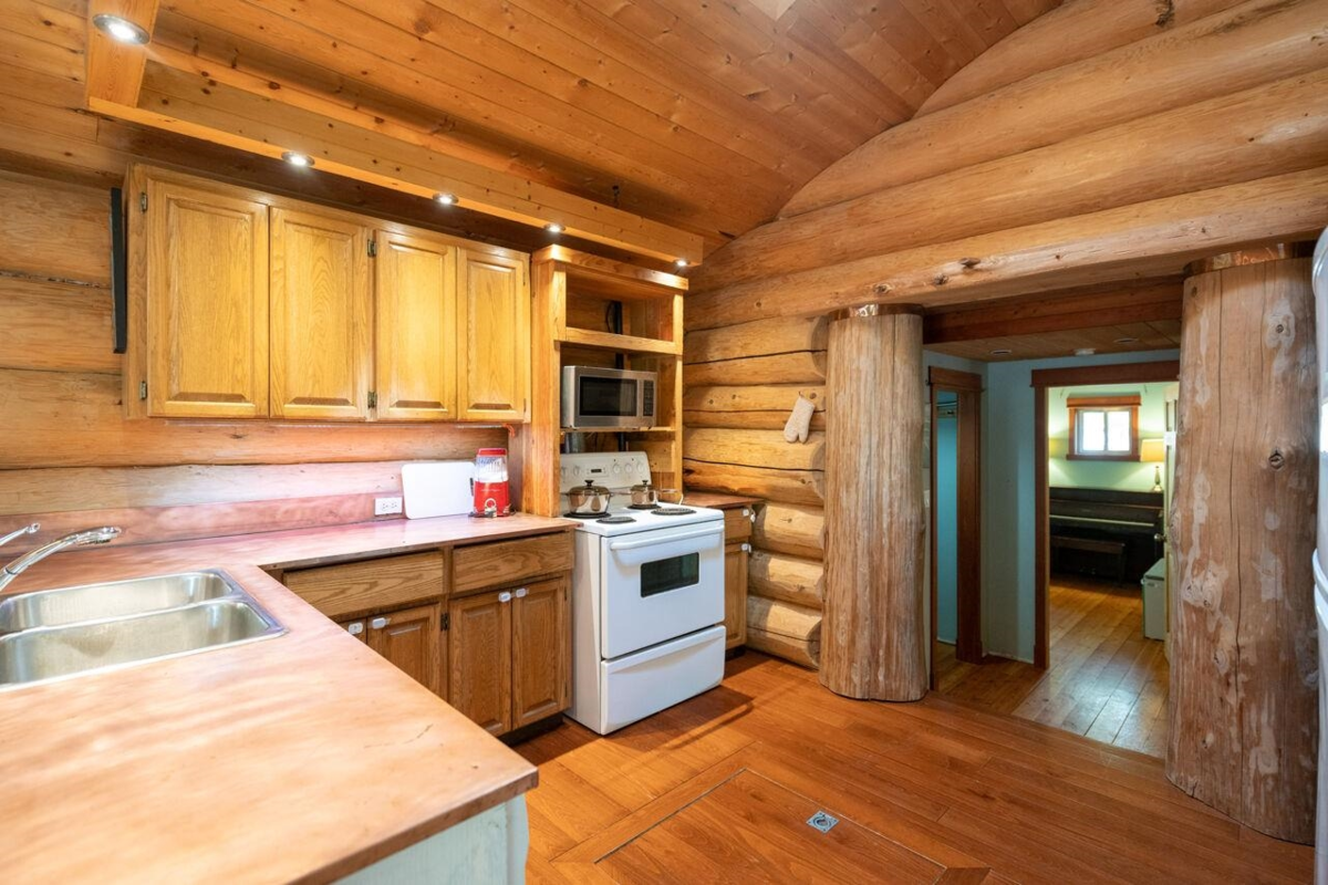 Hallway Photo of 360 Salal Road, Bowen Island, BC