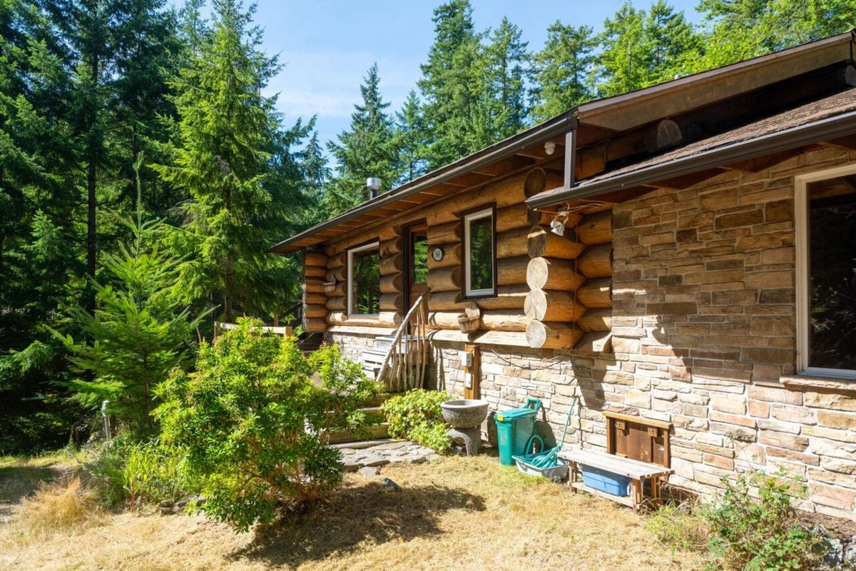 Walk-In Closet Photo of 360 Salal Road, Bowen Island, BC