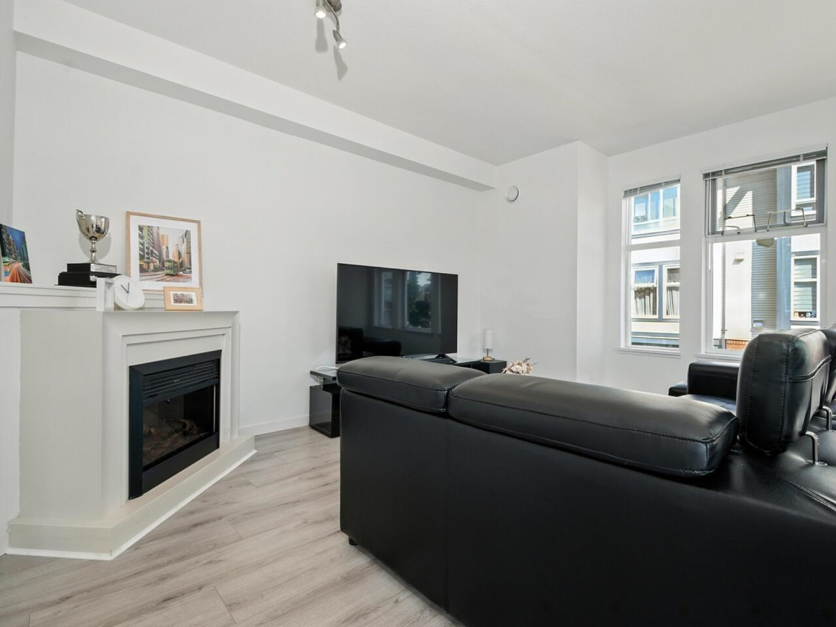 Kitchen Island Photo of 18 6099 Alder Street, Richmond, BC