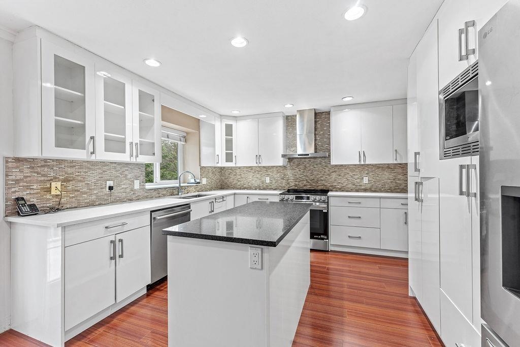 Kitchen Island Photo of 15473 27a Avenue, Surrey, BC