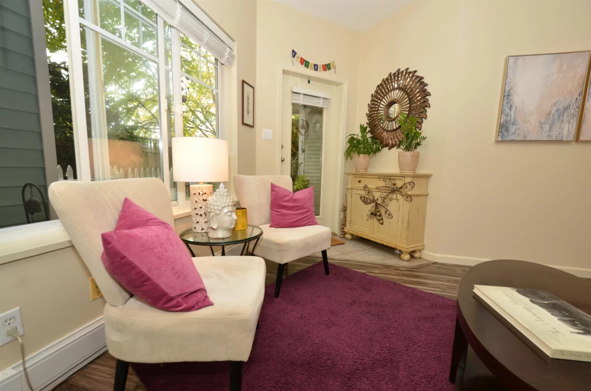 Living Room Photo of 7 123 Seventh Street, New Westminster, BC