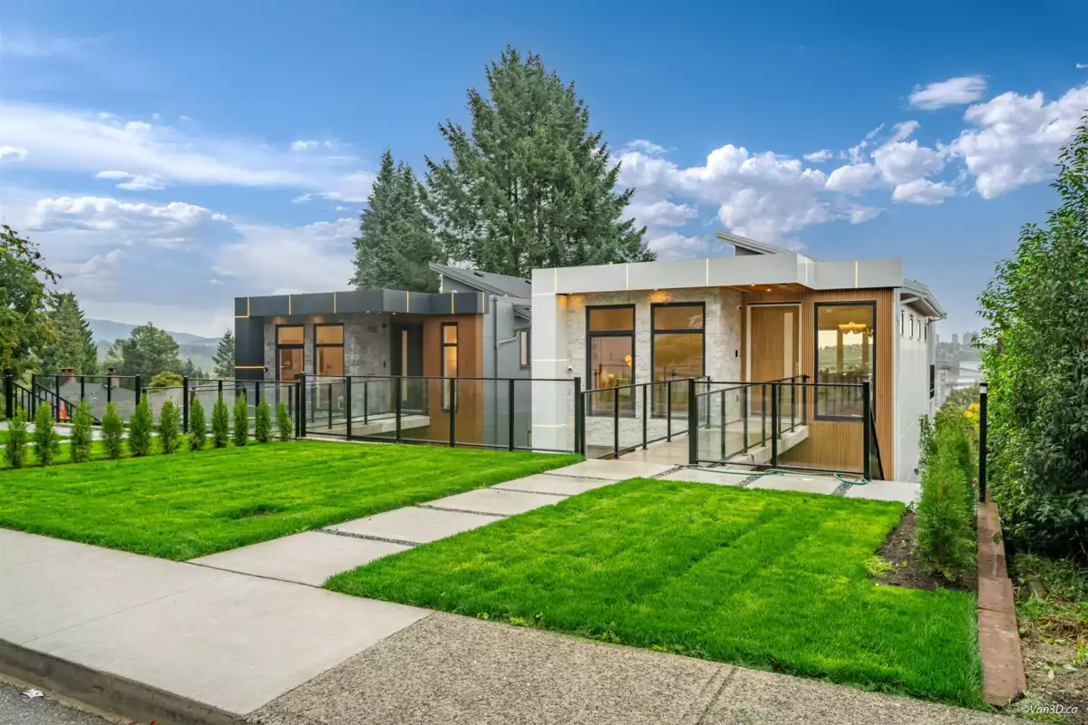 Exterior Front Photo of 971 Adderley Street, North Vancouver, BC