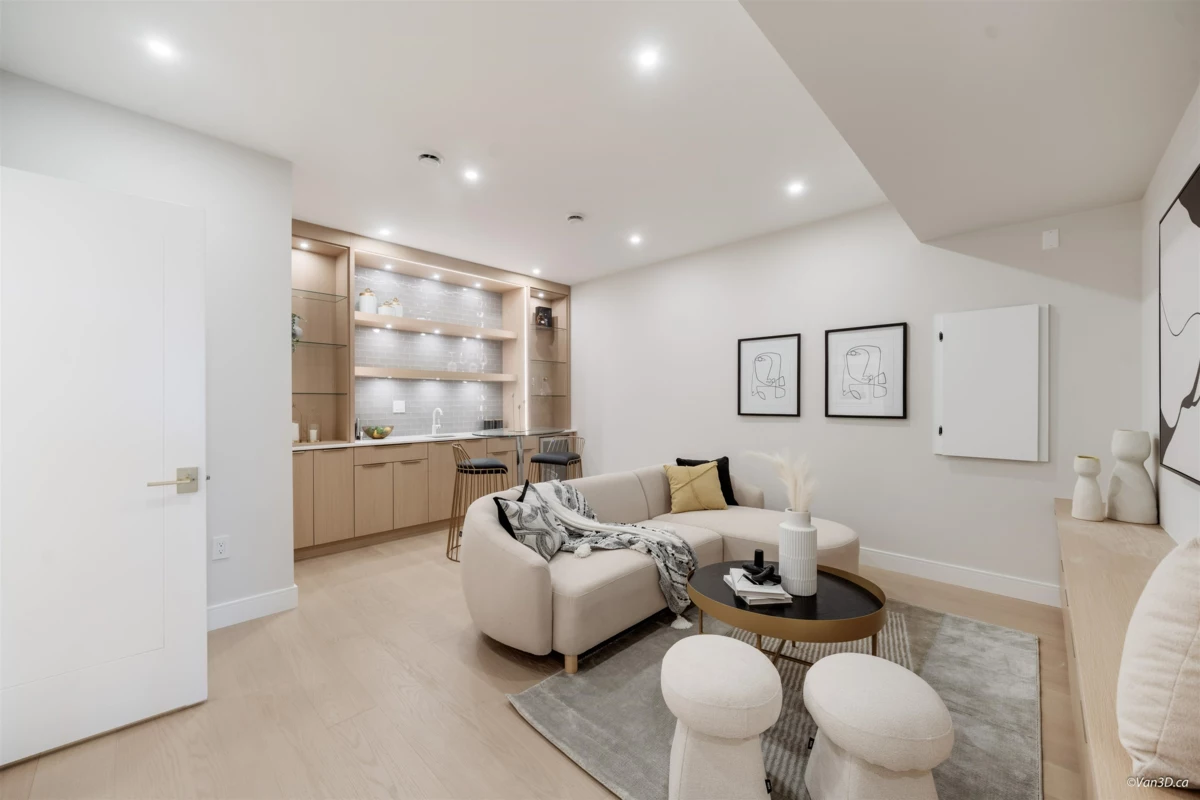 Garden / Landscaping Photo of 971 Adderley Street, North Vancouver, BC