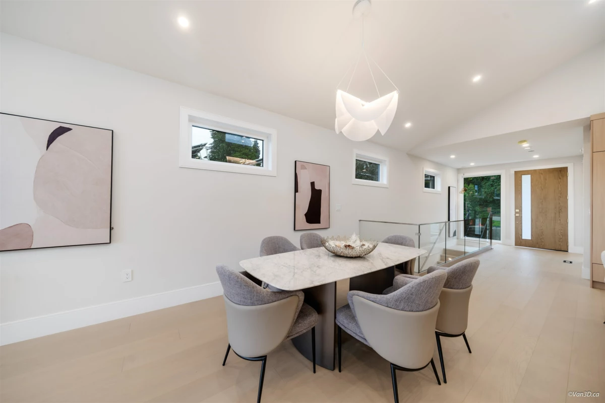 Walk-In Closet Photo of 971 Adderley Street, North Vancouver, BC