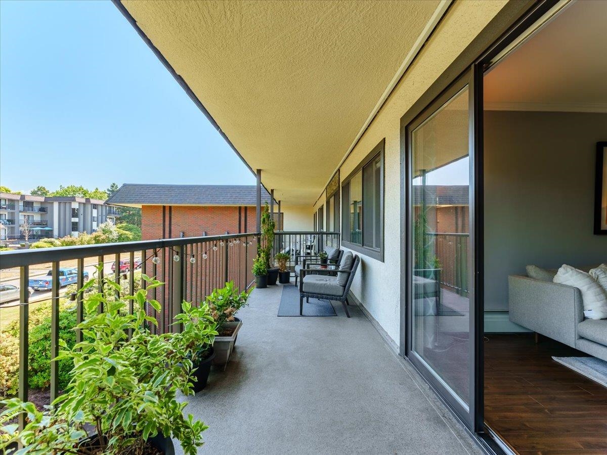Entry Foyer Photo of 301 155 E 5th Street, North Vancouver, BC