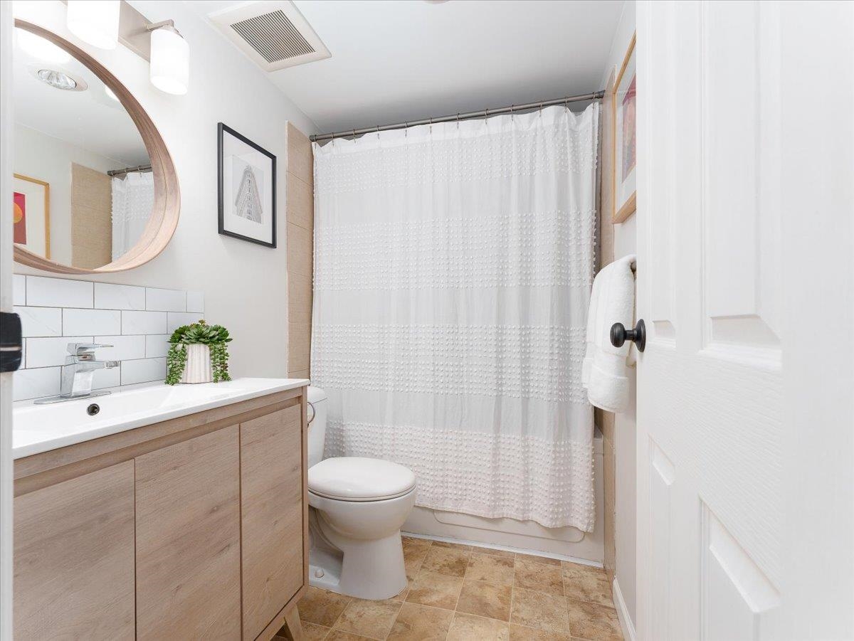 Laundry Room Photo of 301 155 E 5th Street, North Vancouver, BC