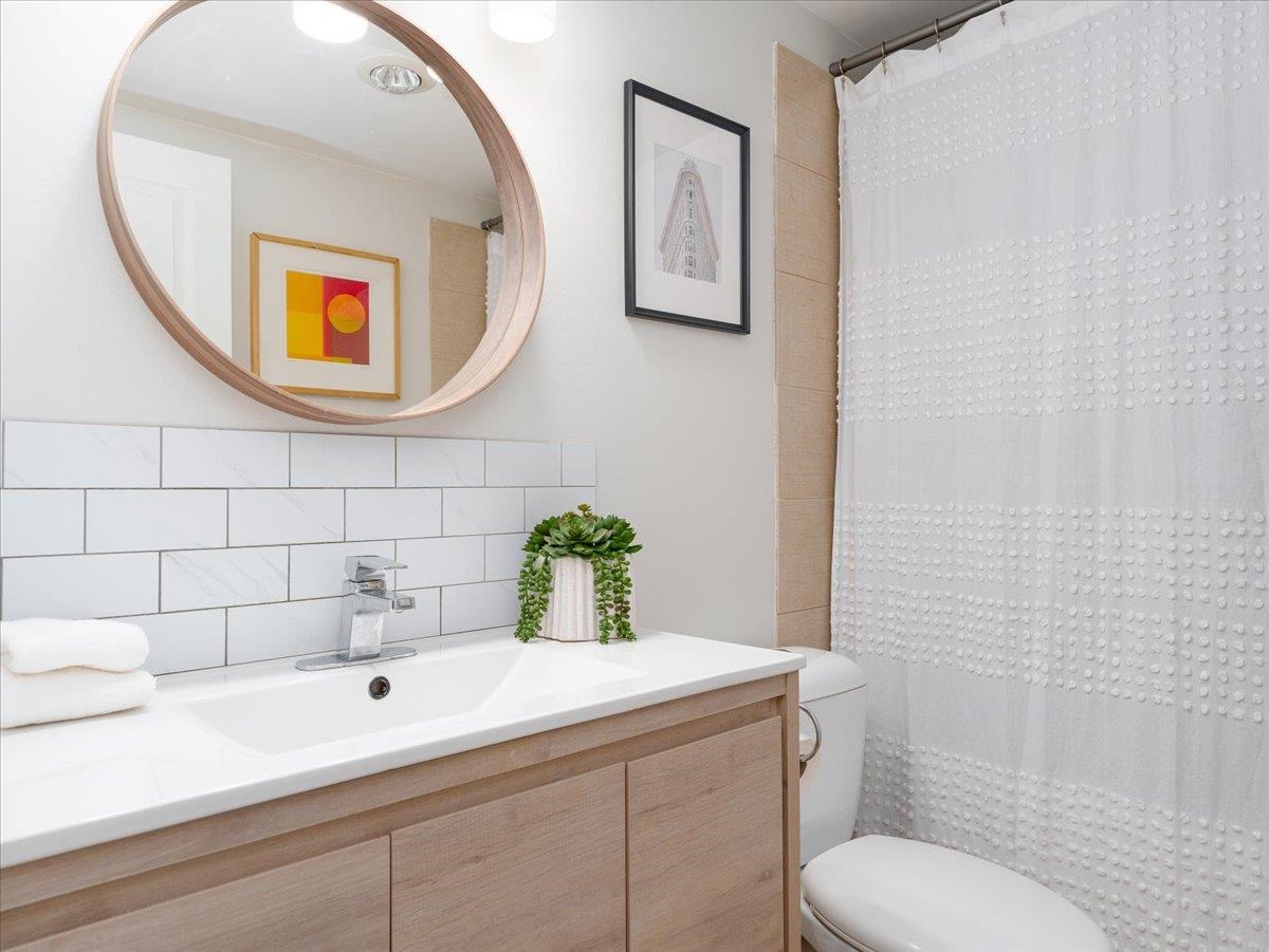 Mudroom Photo of 301 155 E 5th Street, North Vancouver, BC