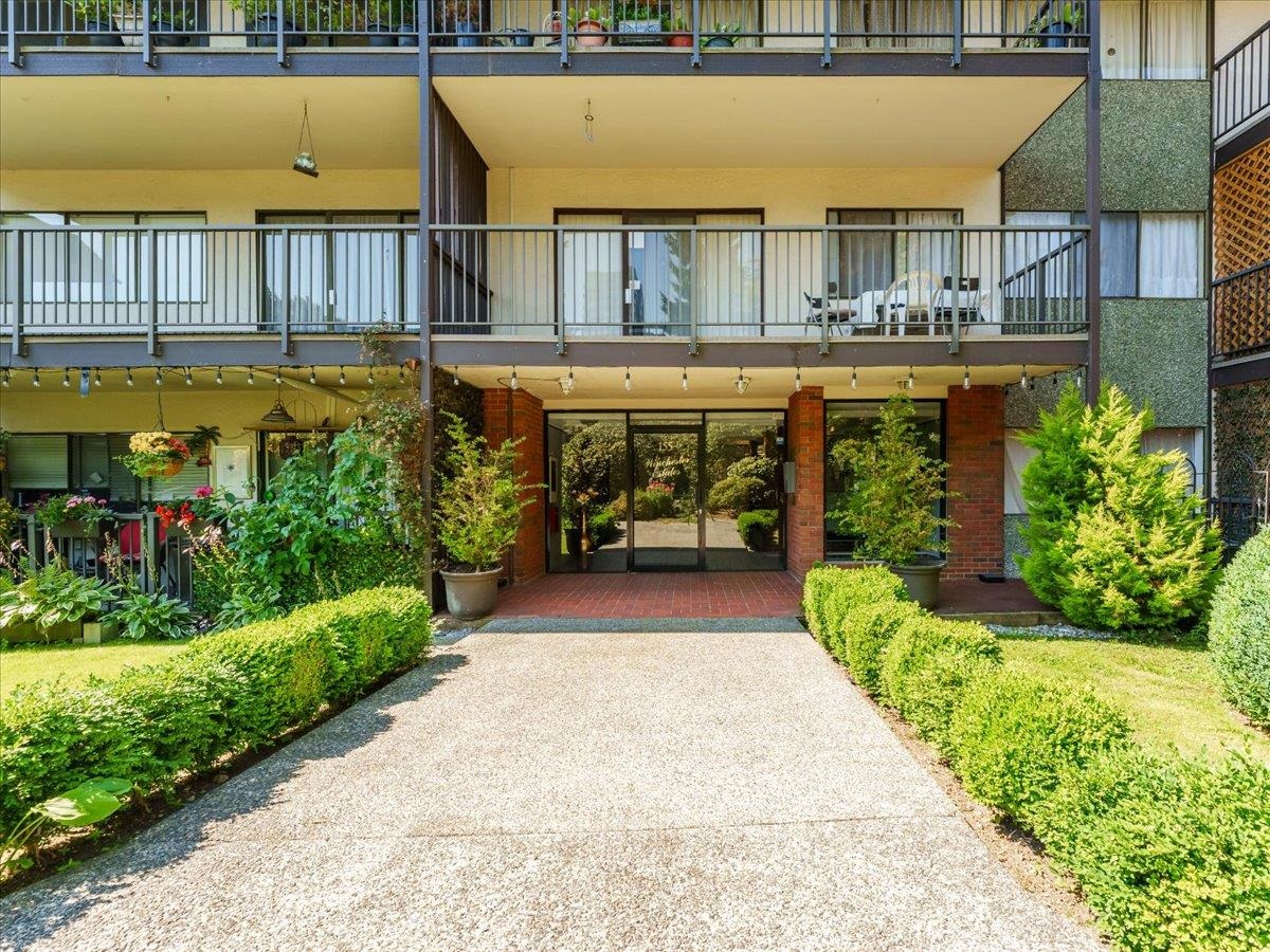 Outdoor Deck Photo of 301 155 E 5th Street, North Vancouver, BC