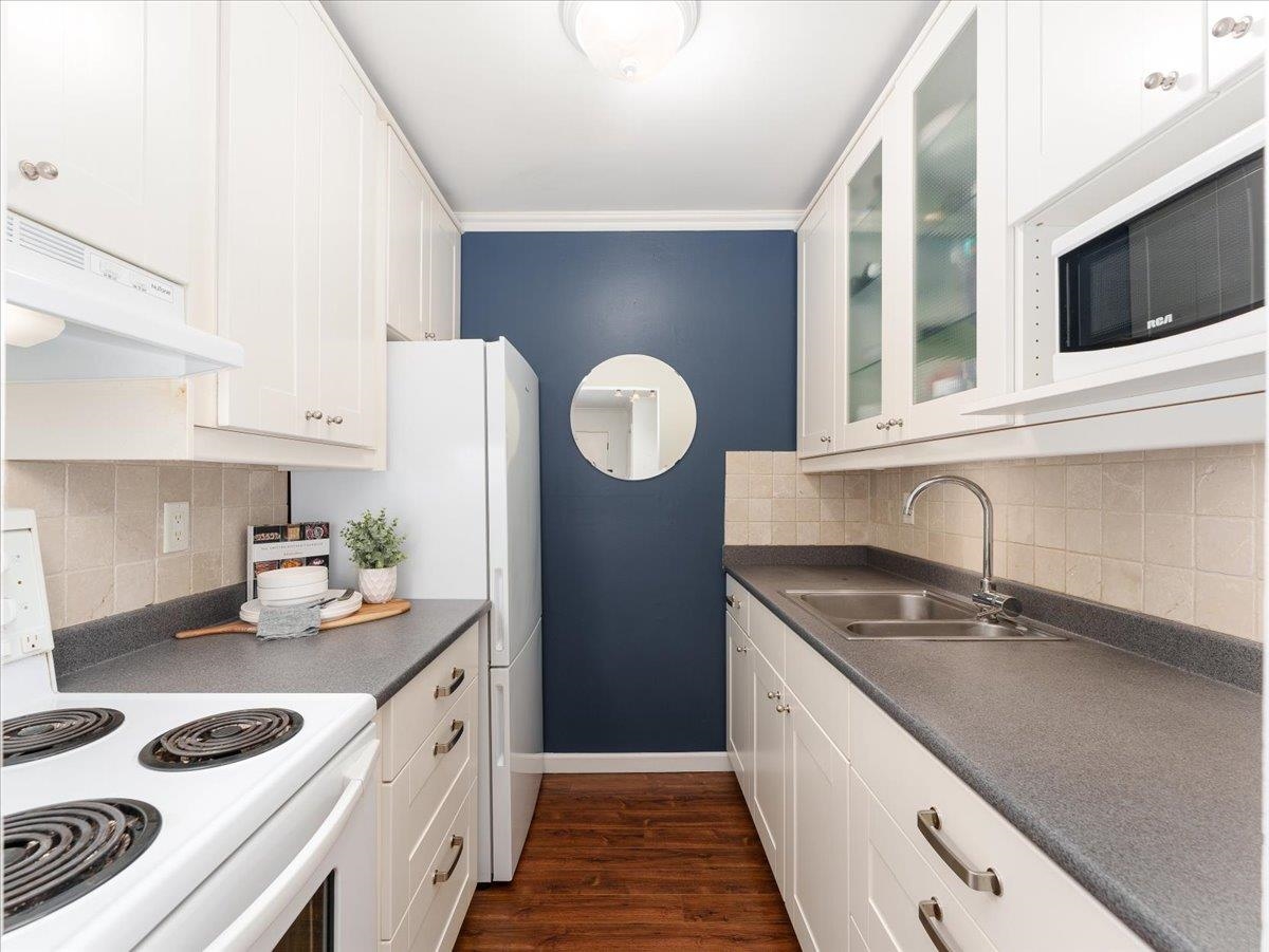 Walk-In Closet Photo of 301 155 E 5th Street, North Vancouver, BC