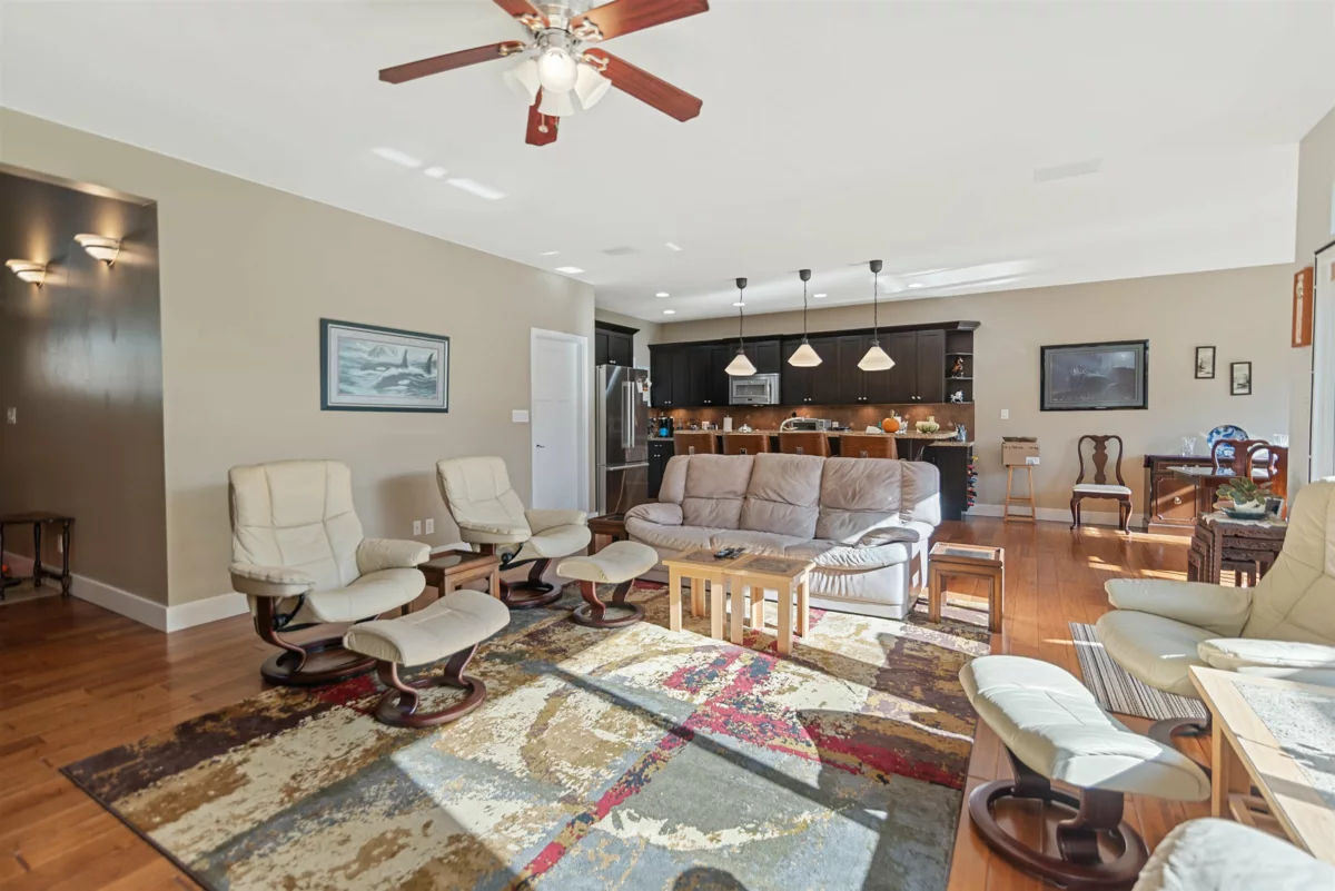 Walk-In Closet Photo of 5005 Bay Road, Sechelt, BC