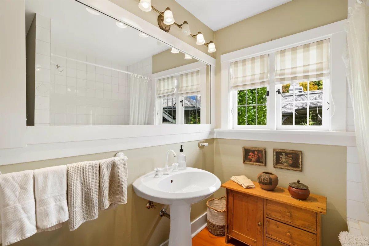 Hallway Photo of 3654 Creery Avenue, West Vancouver, BC