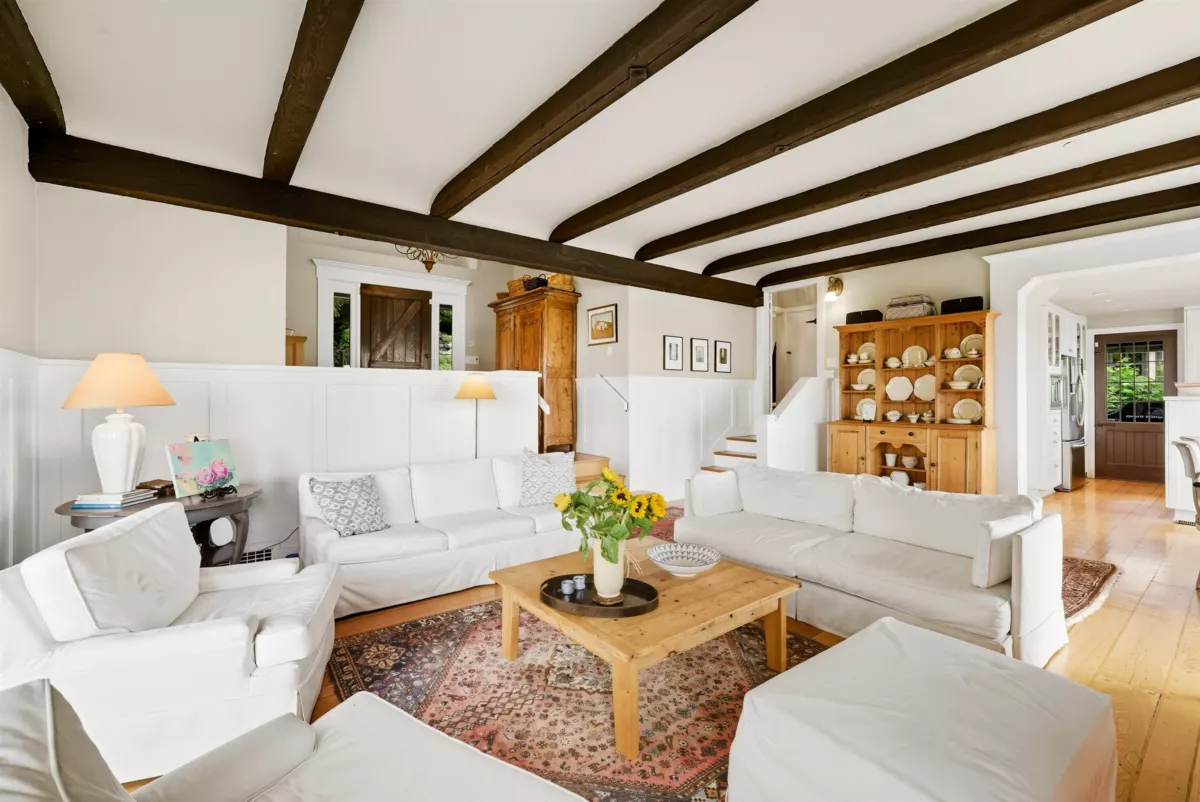 Kitchen Island Photo of 3654 Creery Avenue, West Vancouver, BC