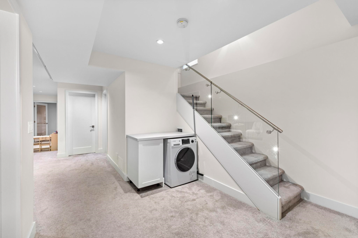 Hallway Photo of 22 3295 Sunnyside Road, Anmore, BC