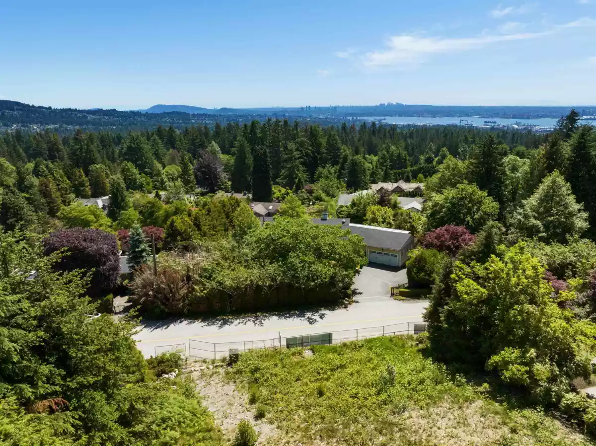 Kitchen Island Photo of 705 St. Andrews Road, West Vancouver, BC