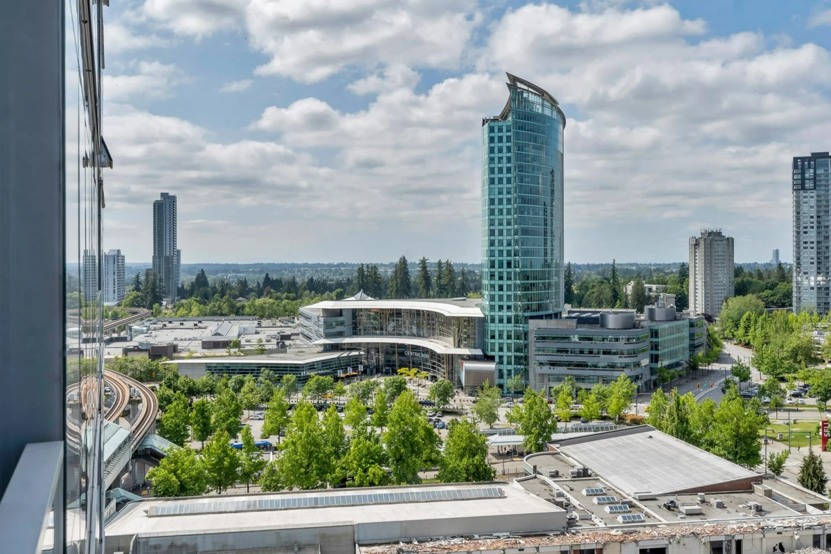 Entry Foyer Photo of 1607 13495 Central Avenue, Surrey, BC