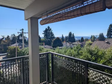 Front Yard Photo of 301 106 W Kings Road, North Vancouver, BC