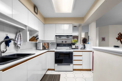 Kitchen Island Photo of 301 106 W Kings Road, North Vancouver, BC