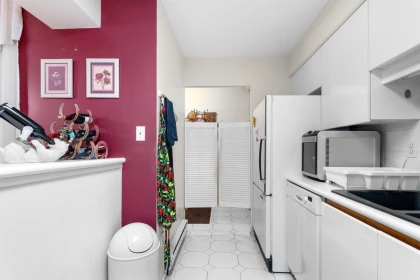 Kitchen Photo of 301 106 W Kings Road, North Vancouver, BC