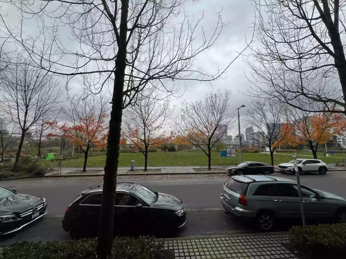 Kitchen Island Photo of 1618 Columbia Street, Vancouver, BC