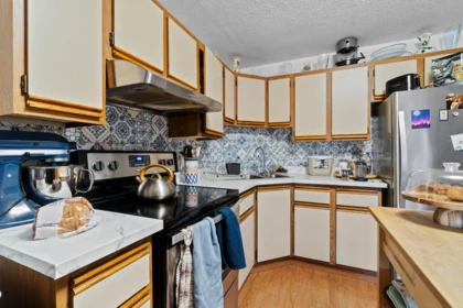 Kitchen Island Photo of 570 Colby Street, New Westminster, BC