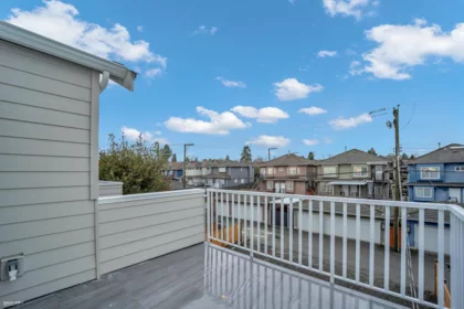 Powder Room Photo of 4 1577 E 58th Avenue, Vancouver, BC