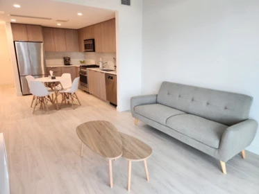 1002 1401 Hunter Street, North Vancouver, BC