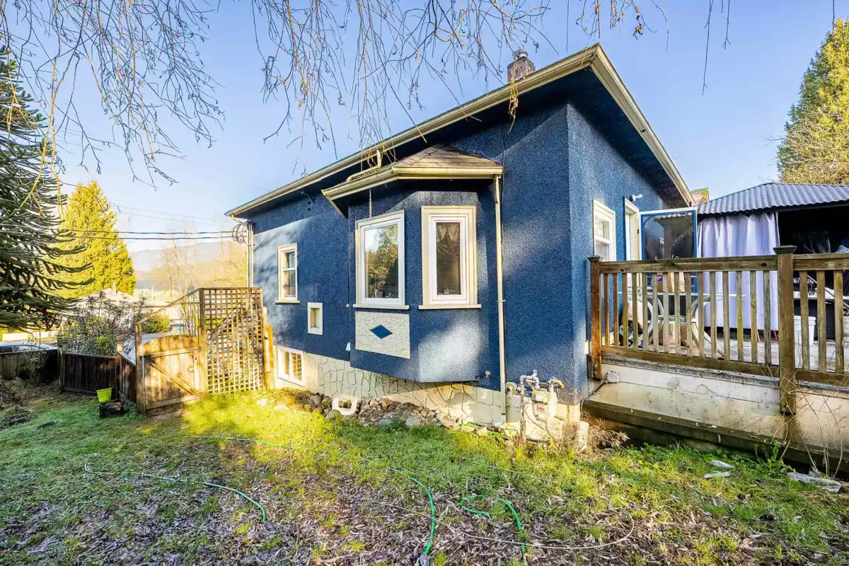 Walk-In Closet Photo of 2221 Clarke Street, Port Moody, BC
