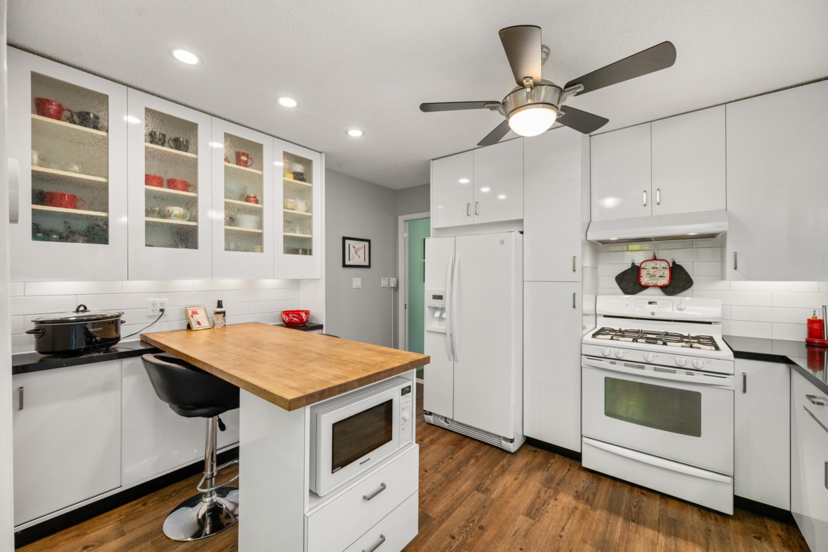 Breakfast Nook Photo of 12241 80a Avenue, Surrey, BC