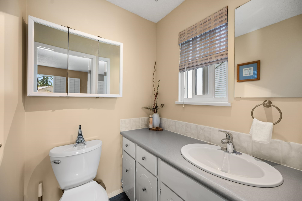 Powder Room Photo of 12241 80a Avenue, Surrey, BC