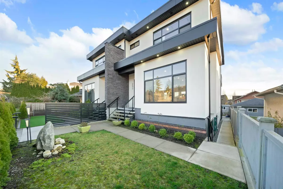 Exterior Front Photo of 253 W 18th Street, North Vancouver, BC