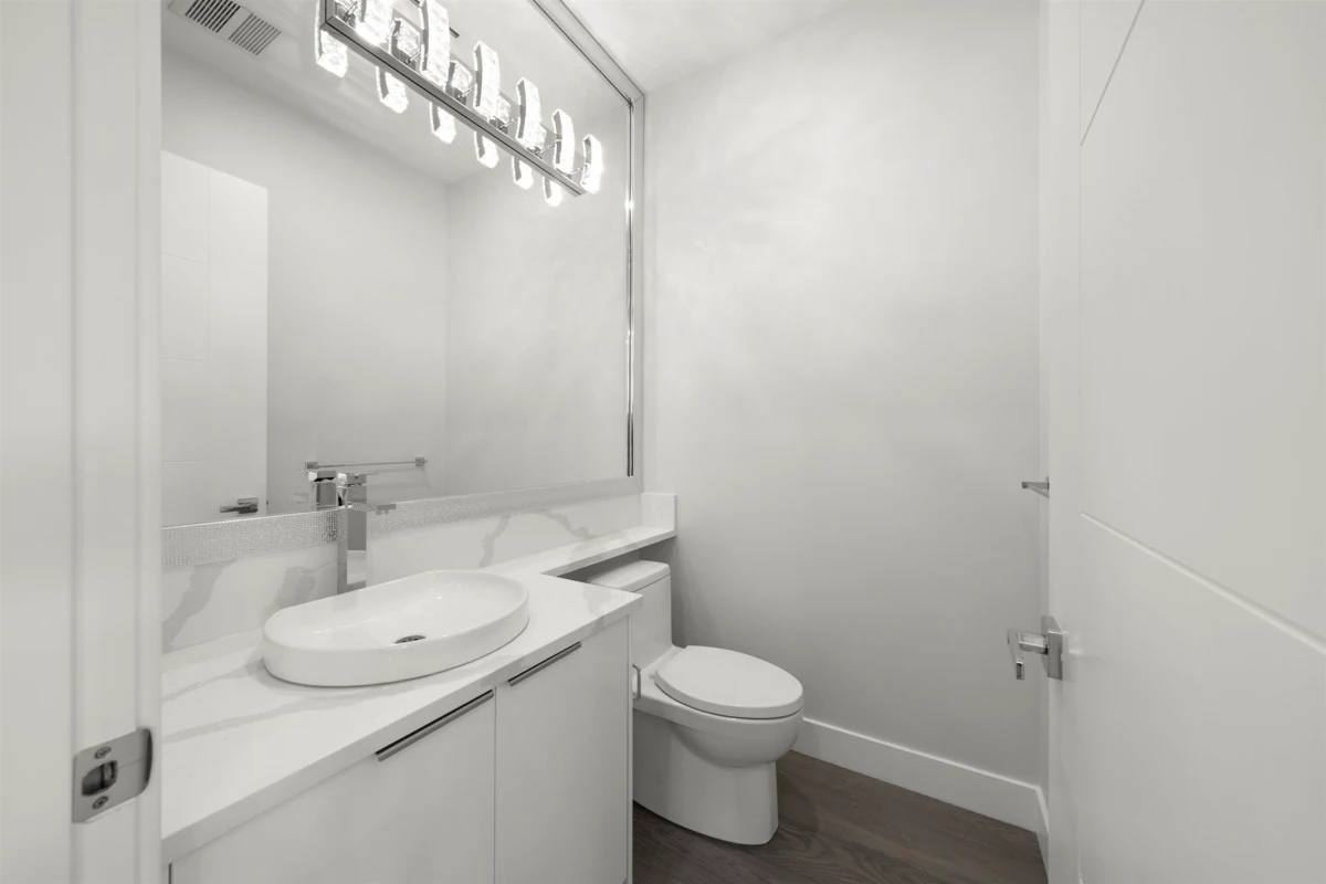 Primary Bedroom Photo of 253 W 18th Street, North Vancouver, BC