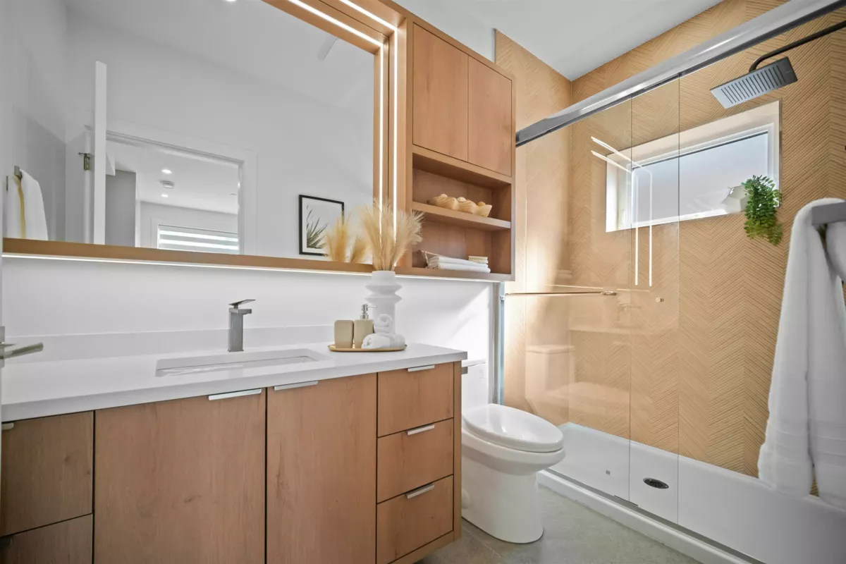 Guest Bathroom Photo of 1 3563 E 25th Avenue, Vancouver, BC