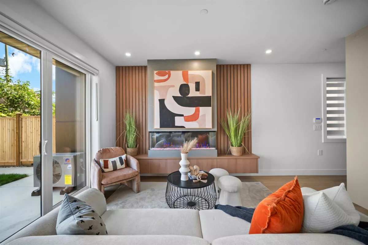 Living Room Photo of 1 3563 E 25th Avenue, Vancouver, BC