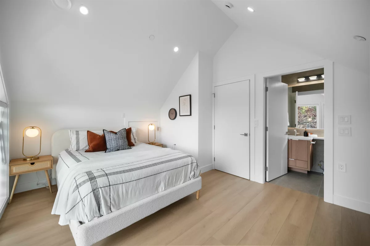 Walk-In Closet Photo of 1 3563 E 25th Avenue, Vancouver, BC