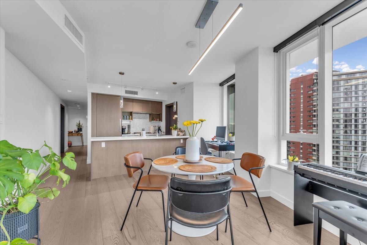 Kitchen Island Photo of 1609 68 Smithe Street, Vancouver, BC