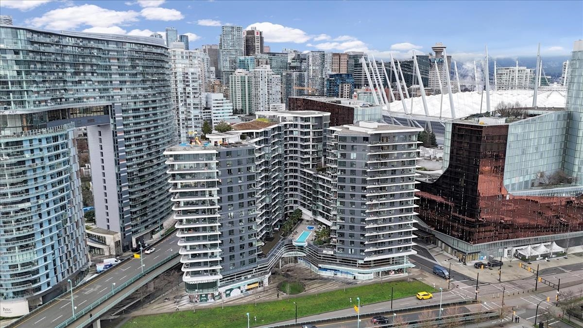 Living Room Photo of 1609 68 Smithe Street, Vancouver, BC