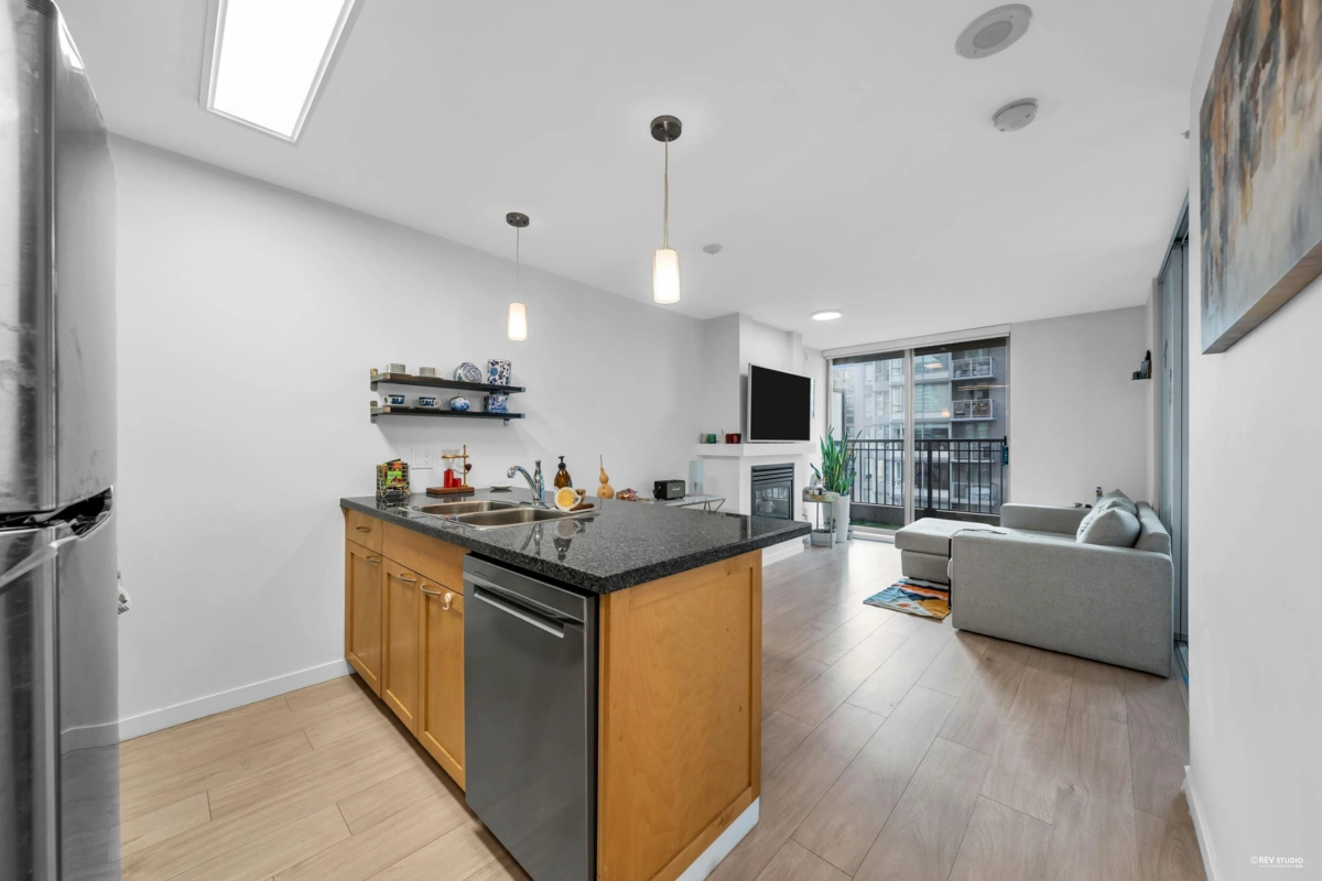 Kitchen Island Photo of 1001 989 Richards Street, Vancouver, BC
