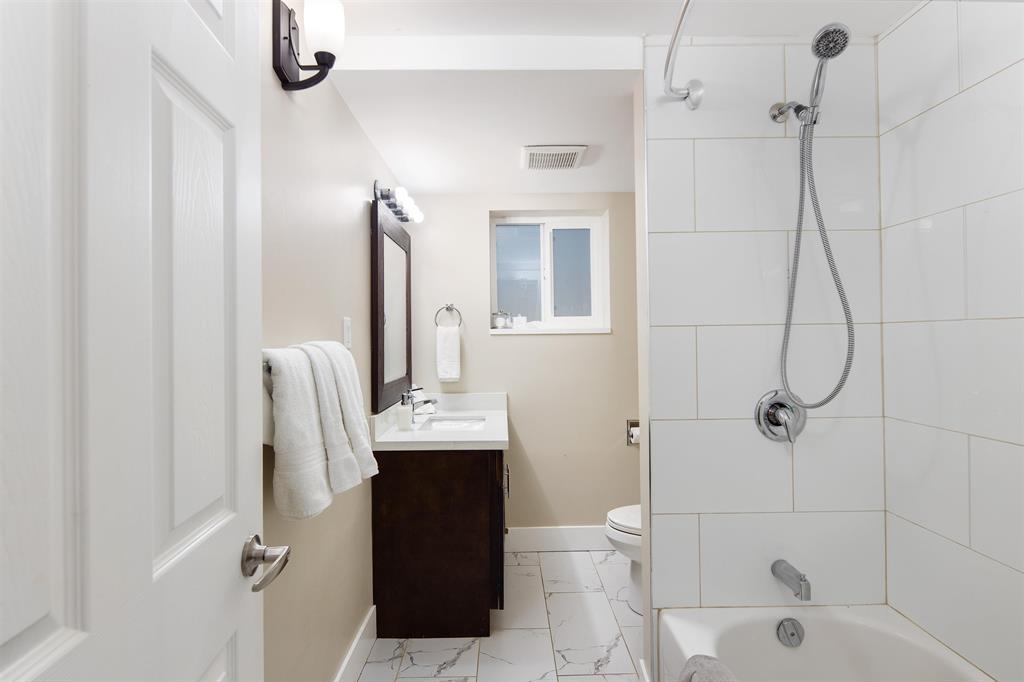 Powder Room Photo of 195 W 12 Avenue, Vancouver, BC