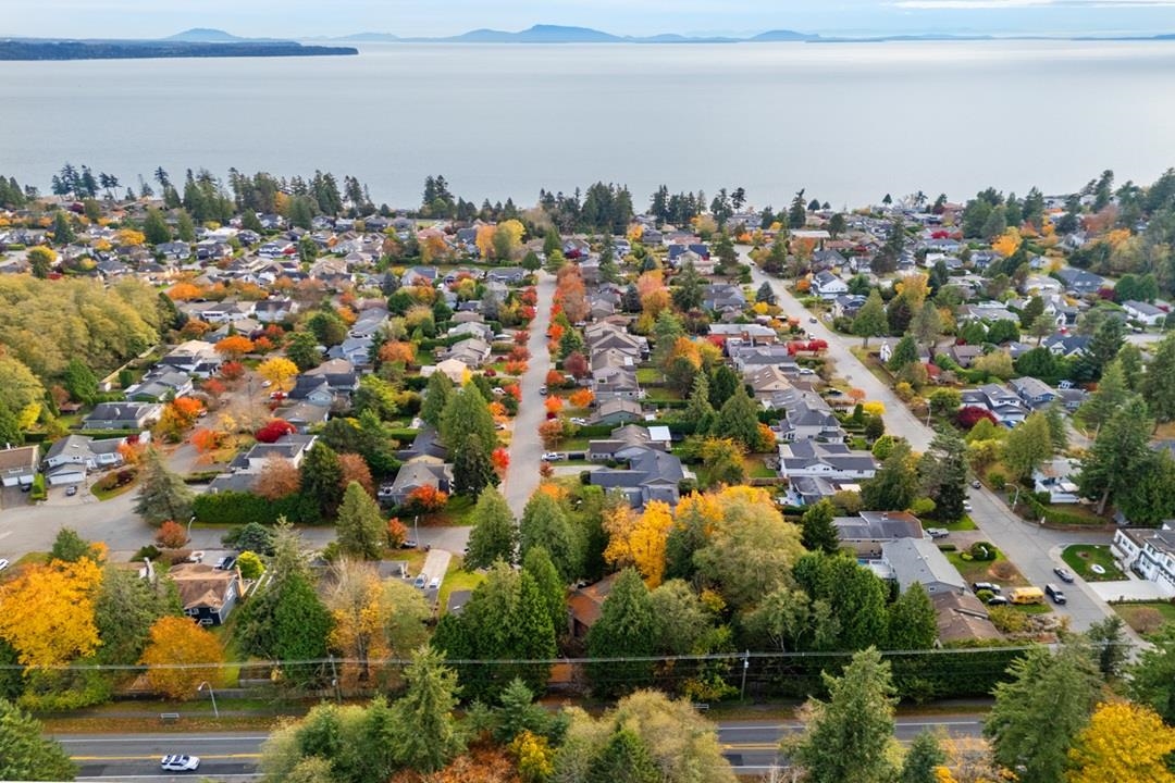 Family Room Photo of 13317 15b Avenue, Surrey, BC