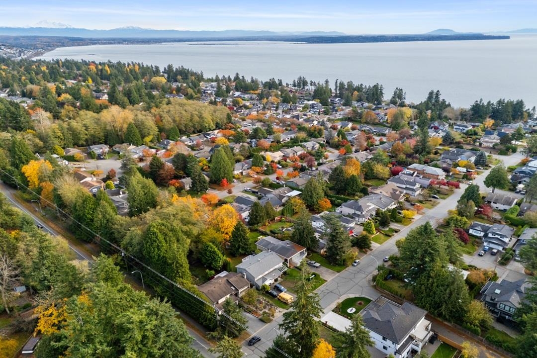 Front Yard Photo of 13317 15b Avenue, Surrey, BC