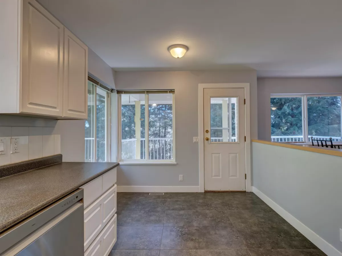 Walk-In Closet Photo of 7629 Redrooffs Road, Halfmoon Bay, BC