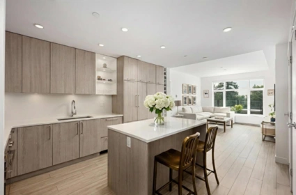 208 707 E 3rd Street, North Vancouver, BC