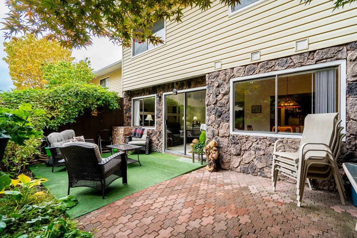 Front Yard Photo of 49 9378 122 Street, Surrey, BC