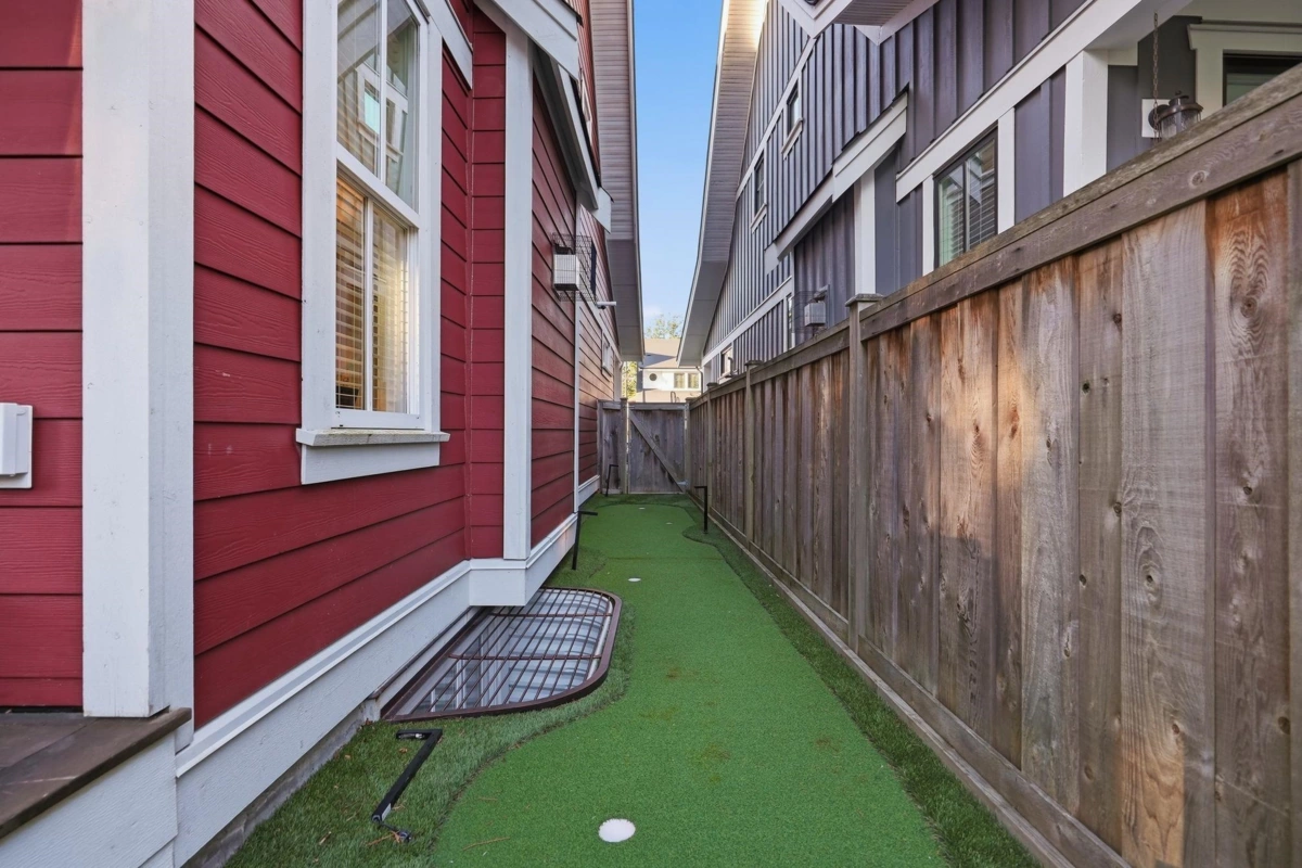 Hot Tub / Spa Photo of 12978 15a Avenue, Surrey, BC