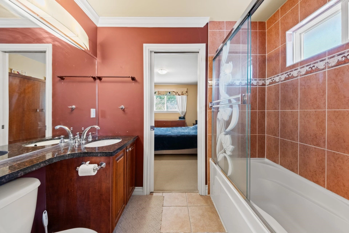 Kitchen Photo of 14498 78 Avenue, Surrey, BC