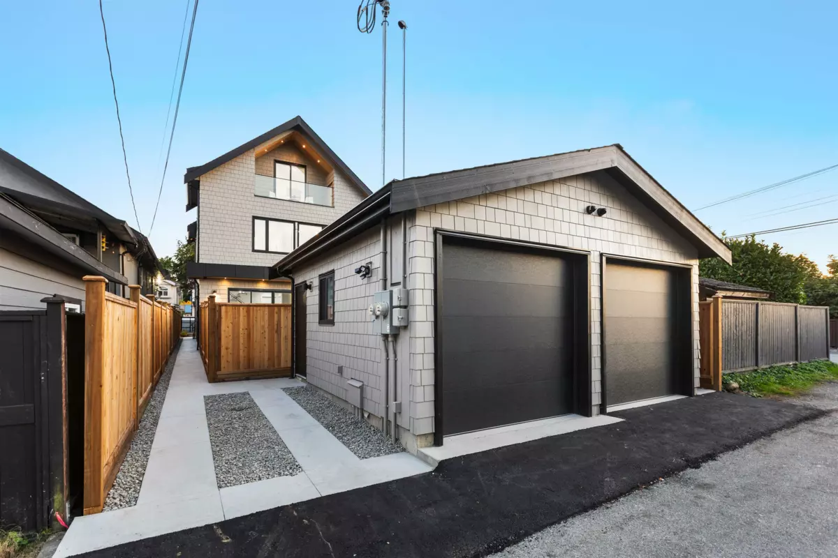 Guest Bathroom Photo of 1 2435 Napier Street, Vancouver, BC