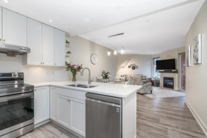 209 15368 16a Avenue, Surrey, BC, Surrey — Apartment/Condo for sale