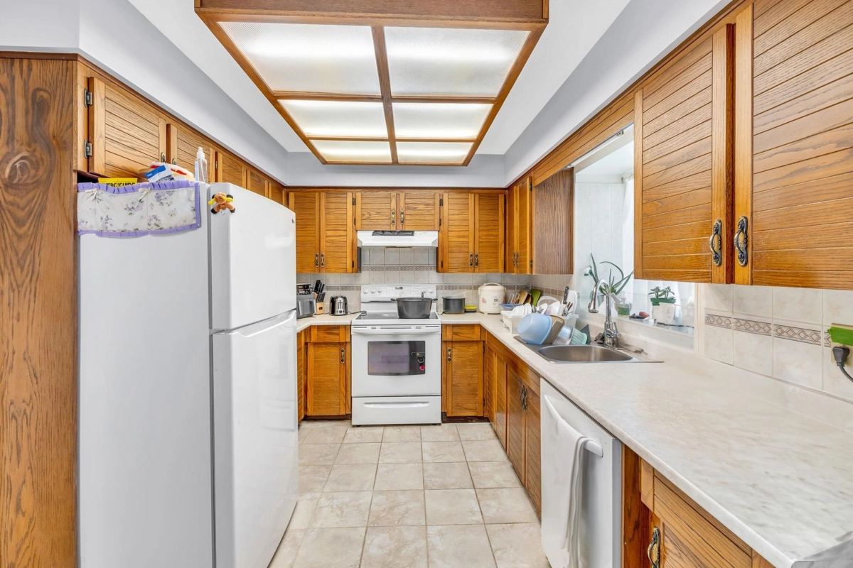 Dining Area Photo of 15420 96 Avenue, Surrey, BC