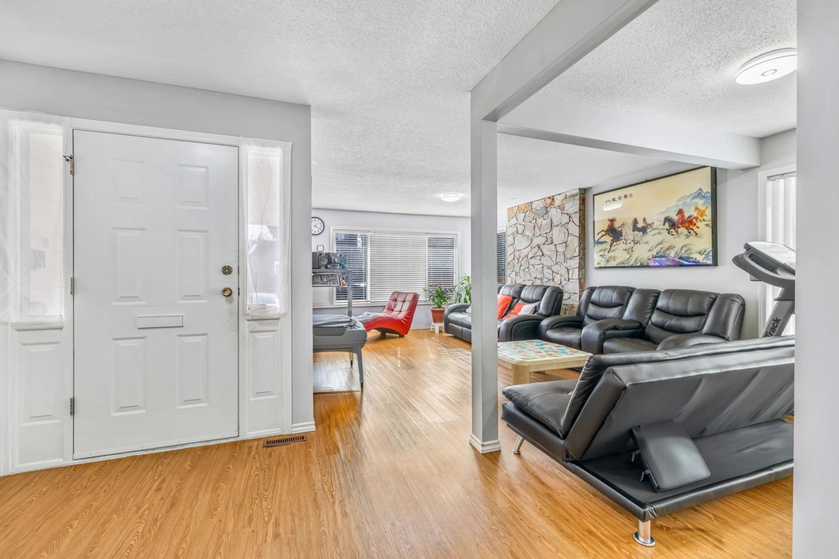 Living Room Photo of 15420 96 Avenue, Surrey, BC