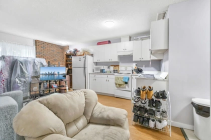 Kitchen Island Photo of 15420 96 Avenue, Surrey, BC